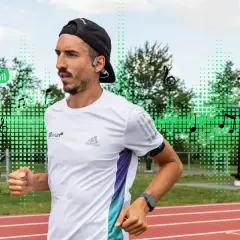 Un coureur porte des écouteurs et court sur une piste, entouré de notes de musique et d'un égaliseur vert. La musique pour courir l'accompagne.