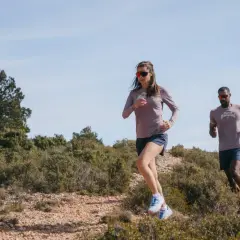 Deux coureurs s'entraînent en pleine nature. Le temps de guérison d'une fracture de fatigue est long, mais ils reprennent leur passion.