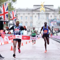 Le coureur Kitata franchit la ligne d'arrivée du marathon de Londres, sous les drapeaux britanniques.