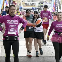 Des coureurs franchissent la ligne d'arrivée du marathon du Beaujolais. Le dénivelé a été un défi, mais l'ambiance est à la fête.