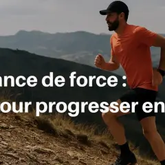 Un athlète hybride court en montagne. L'endurance de force est la clé pour progresser en trail.