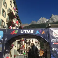 Arc de départ de la CCC à Chamonix, avec les montagnes en arrière-plan.