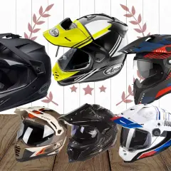 Collection de casques de moto tout-terrain, certains avec des visières et des designs audacieux, parfaits pour le meilleur trail.