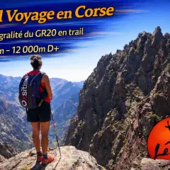 Une coureuse admire le paysage montagneux de Corse, prête pour un trail GR20 de 180 km.