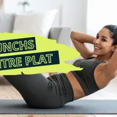 Femme souriante faisant des crunchs, avec le texte "CRUNCHS ≠ VENTRE PLAT".