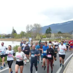 Course à Aix-les-Bains : une foule de coureurs participe à un marathon au bord du lac, avec des montagnes en toile de fond.