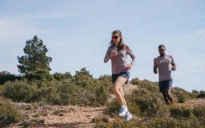 Deux coureurs s'entraînent en pleine nature. Le temps de guérison d'une fracture de fatigue est long, mais ils reprennent leur passion.