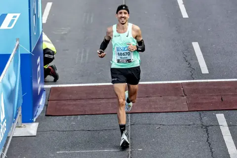 Nicolas franchit la ligne d'arrivée, le sourire aux lèvres. La récupération après marathon commence maintenant, mais la victoire est déjà là.