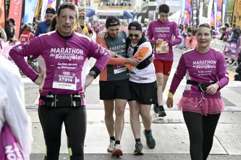 Des coureurs franchissent la ligne d'arrivée du marathon du Beaujolais. Le dénivelé a été un défi, mais l'ambiance est à la fête.
