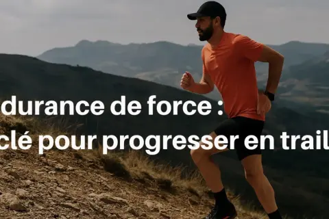 Un athlète hybride court en montagne. L'endurance de force est la clé pour progresser en trail.