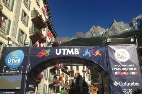 Arc de départ de la CCC à Chamonix, avec les montagnes en arrière-plan.