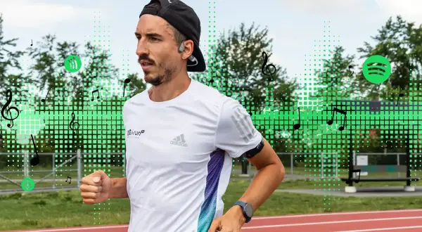 Un coureur porte des écouteurs et court sur une piste, entouré de notes de musique et d'un égaliseur vert. La musique pour courir l'accompagne.
