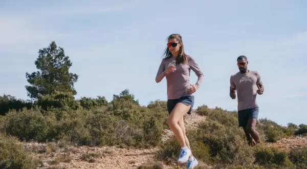 Deux coureurs s'entraînent en pleine nature. Le temps de guérison d'une fracture de fatigue est long, mais ils reprennent leur passion.