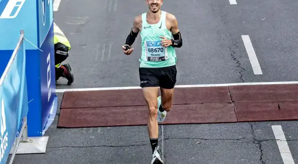 Nicolas franchit la ligne d'arrivée, le sourire aux lèvres. La récupération après marathon commence maintenant, mais la victoire est déjà là.