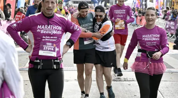 Des coureurs franchissent la ligne d'arrivée du marathon du Beaujolais. Le dénivelé a été un défi, mais l'ambiance est à la fête.