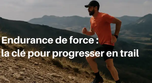 Un athlète hybride court en montagne. L'endurance de force est la clé pour progresser en trail.