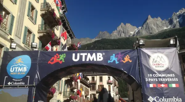 Arc de départ de la CCC à Chamonix, avec les montagnes en arrière-plan.