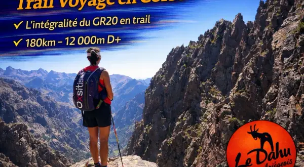 Une coureuse admire le paysage montagneux de Corse, prête pour un trail GR20 de 180 km.