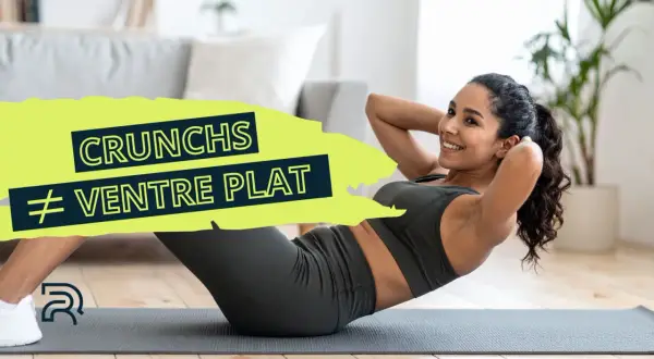 Femme souriante faisant des crunchs, avec le texte "CRUNCHS ≠ VENTRE PLAT".