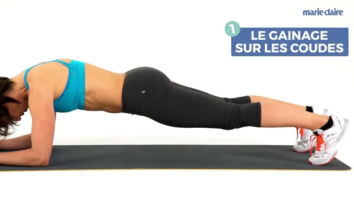 Femme en position de gainage sur les coudes, un exercice pour les abdos.