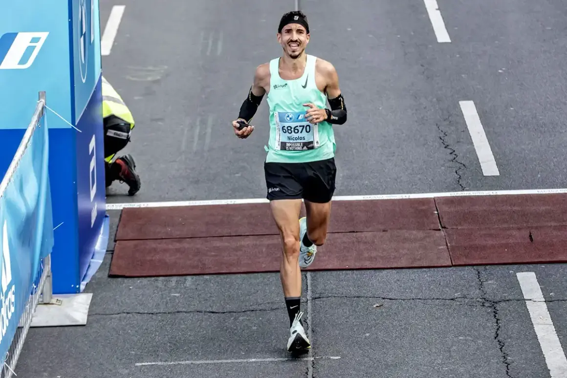 Nicolas franchit la ligne d'arrivée, le sourire aux lèvres. La récupération après marathon commence maintenant, mais la victoire est déjà là.