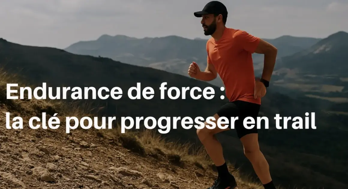 Un athlète hybride court en montagne. L'endurance de force est la clé pour progresser en trail.