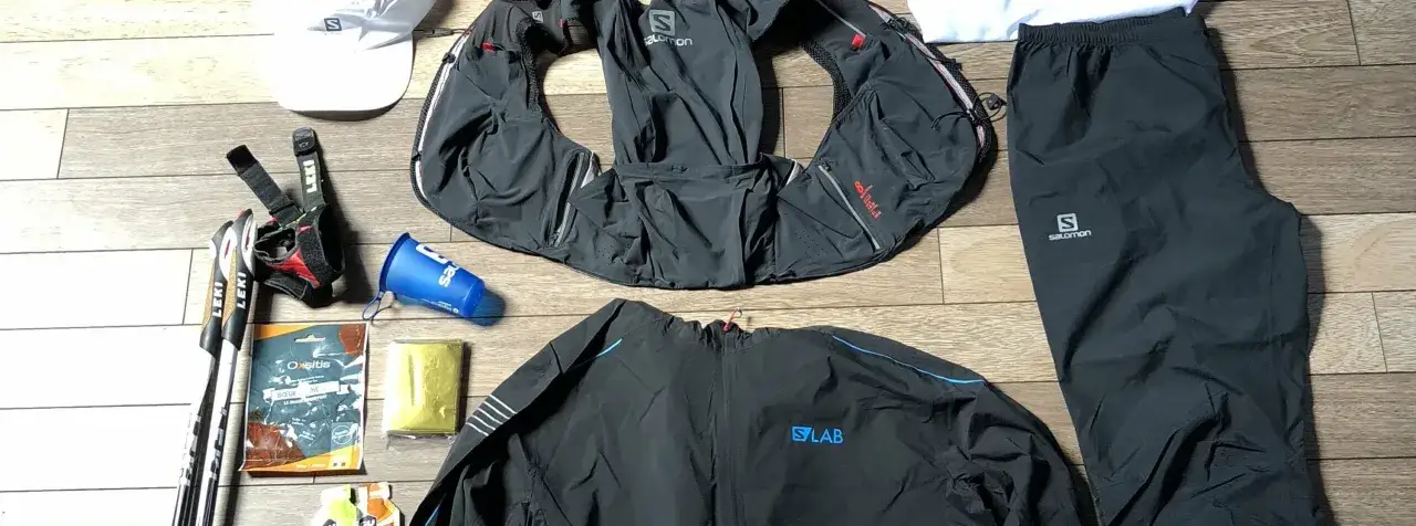 Matériel obligatoire UTMB : veste, pantalon, sac d'hydratation, bâtons Leki, gobelet, couverture de survie et barres énergétiques.