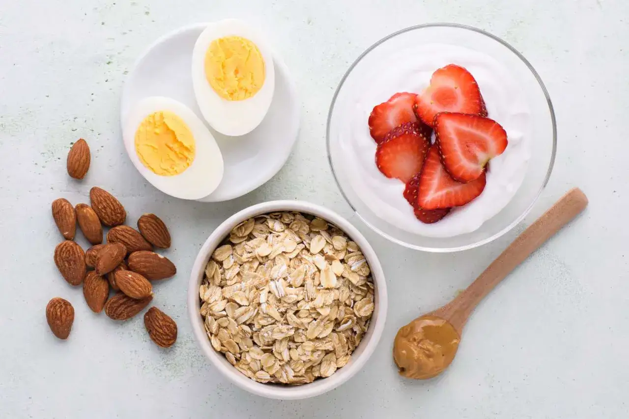 Œufs durs, flocons d'avoine, yaourt aux fraises, amandes et beurre de cacahuète : des aliments pour savoir comment éviter les diarrhées en course à pied.