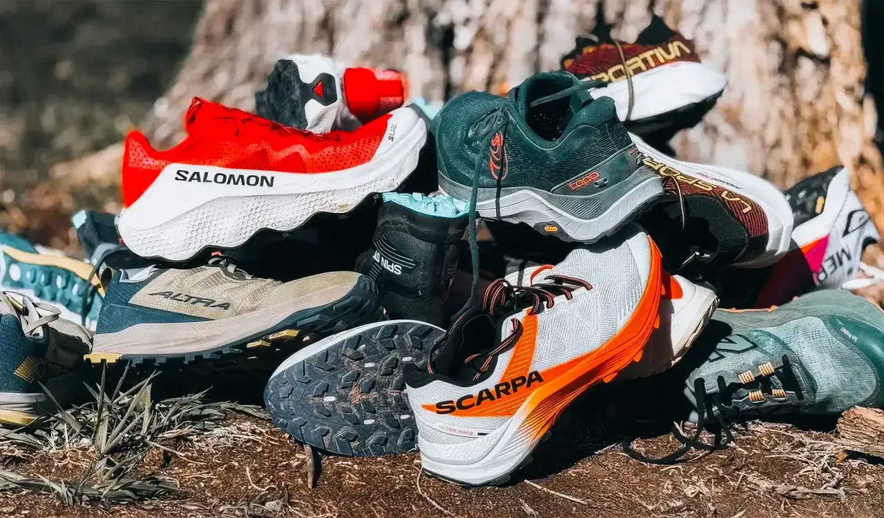 Pile de chaussures de trail Salomon, Altra, Scarpa et autres marques. Prêtes pour l'aventure !