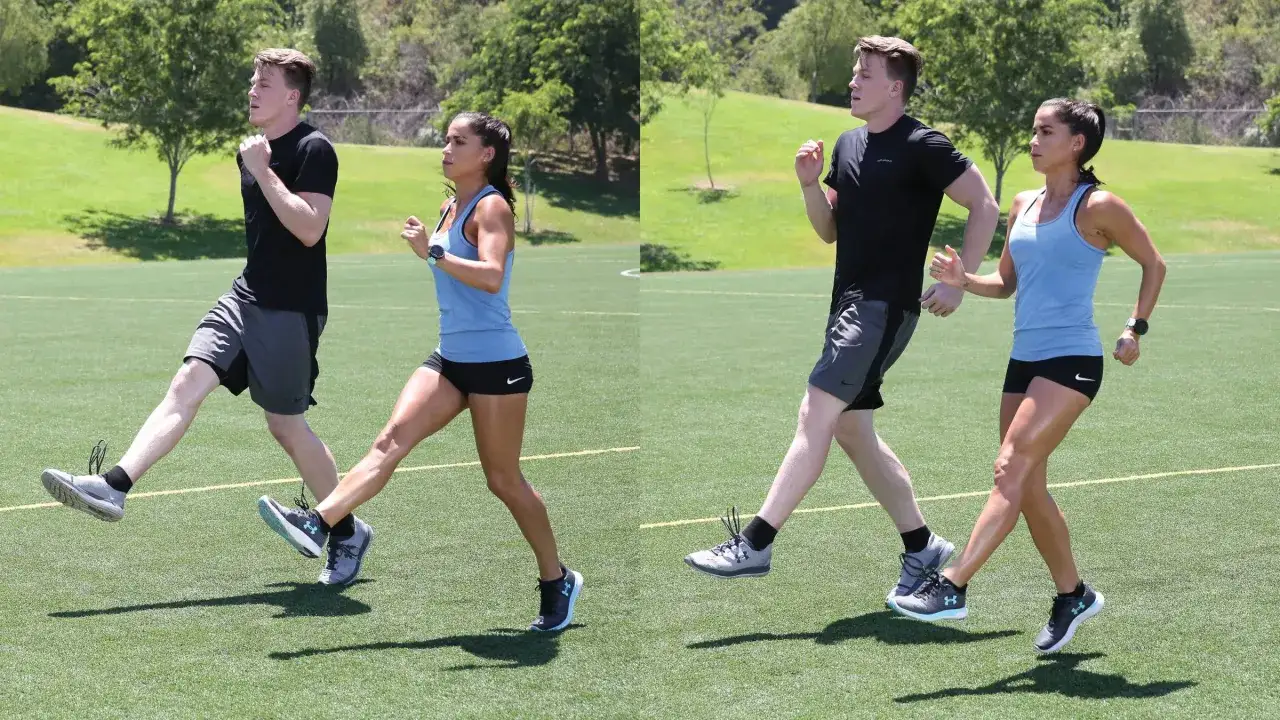 Deux athlètes s'entraînent sur un terrain d'herbe verte, effectuant des gammes athlétiques pour améliorer leur agilité et leur endurance.