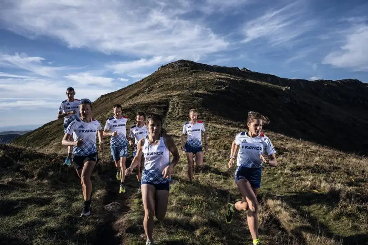 Une équipe de France court en trail sur une montagne.
