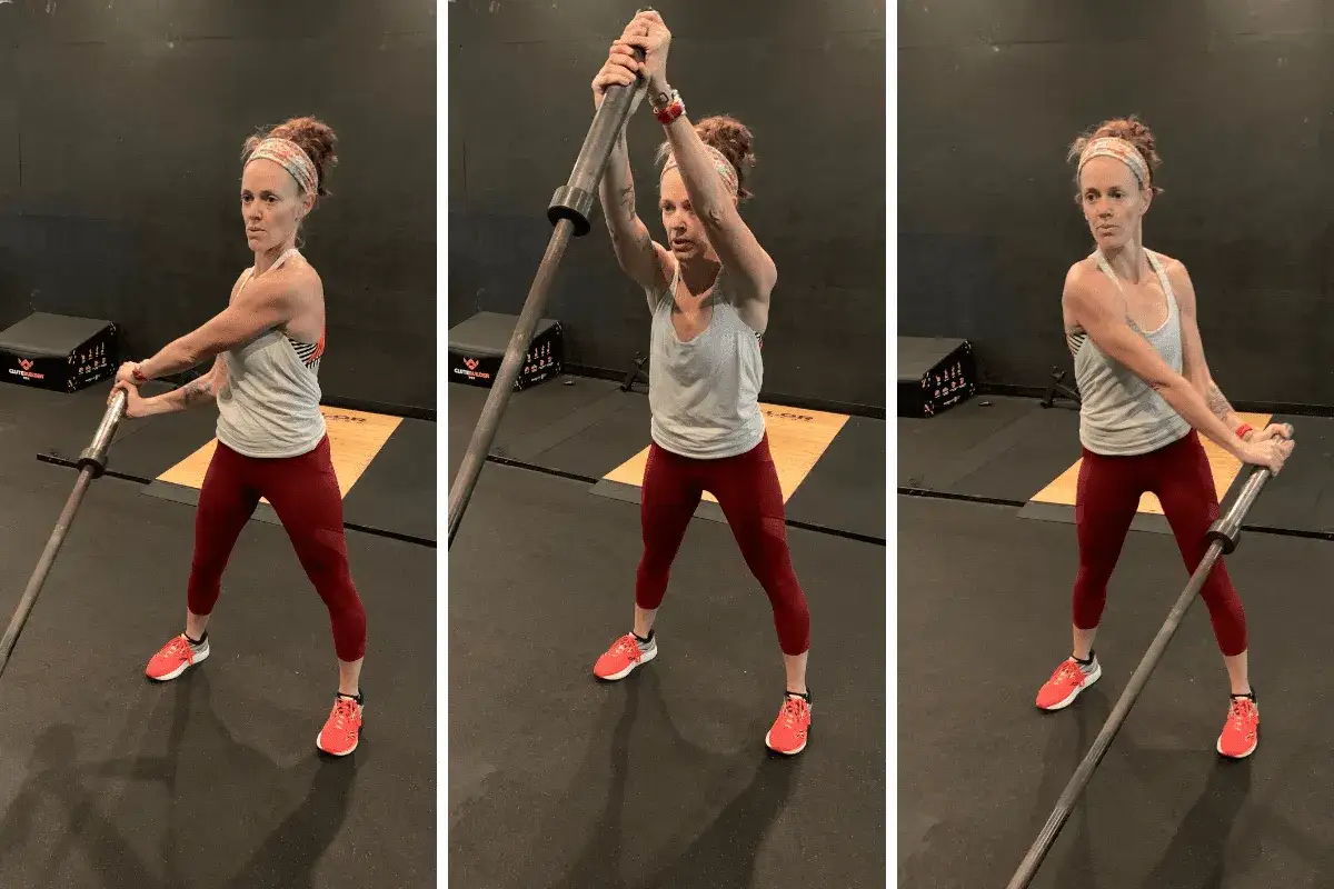 Femme effectuant un mouvement de rotation avec une barre, partie d'un programme renforcement musculaire.