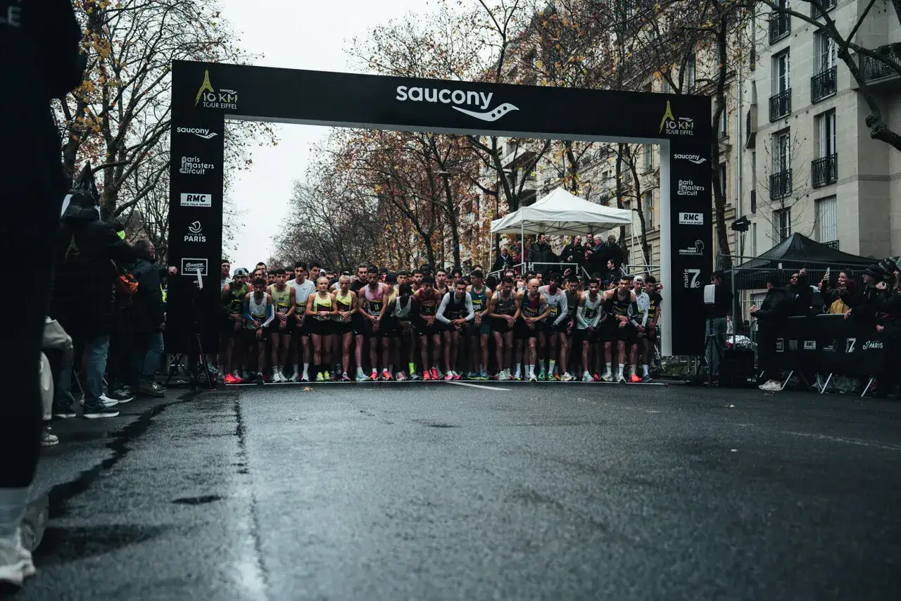 Coureurs alignés au départ du 10 km Tour Eiffel, sous une arche Saucony. L'ambiance est prête pour la course.