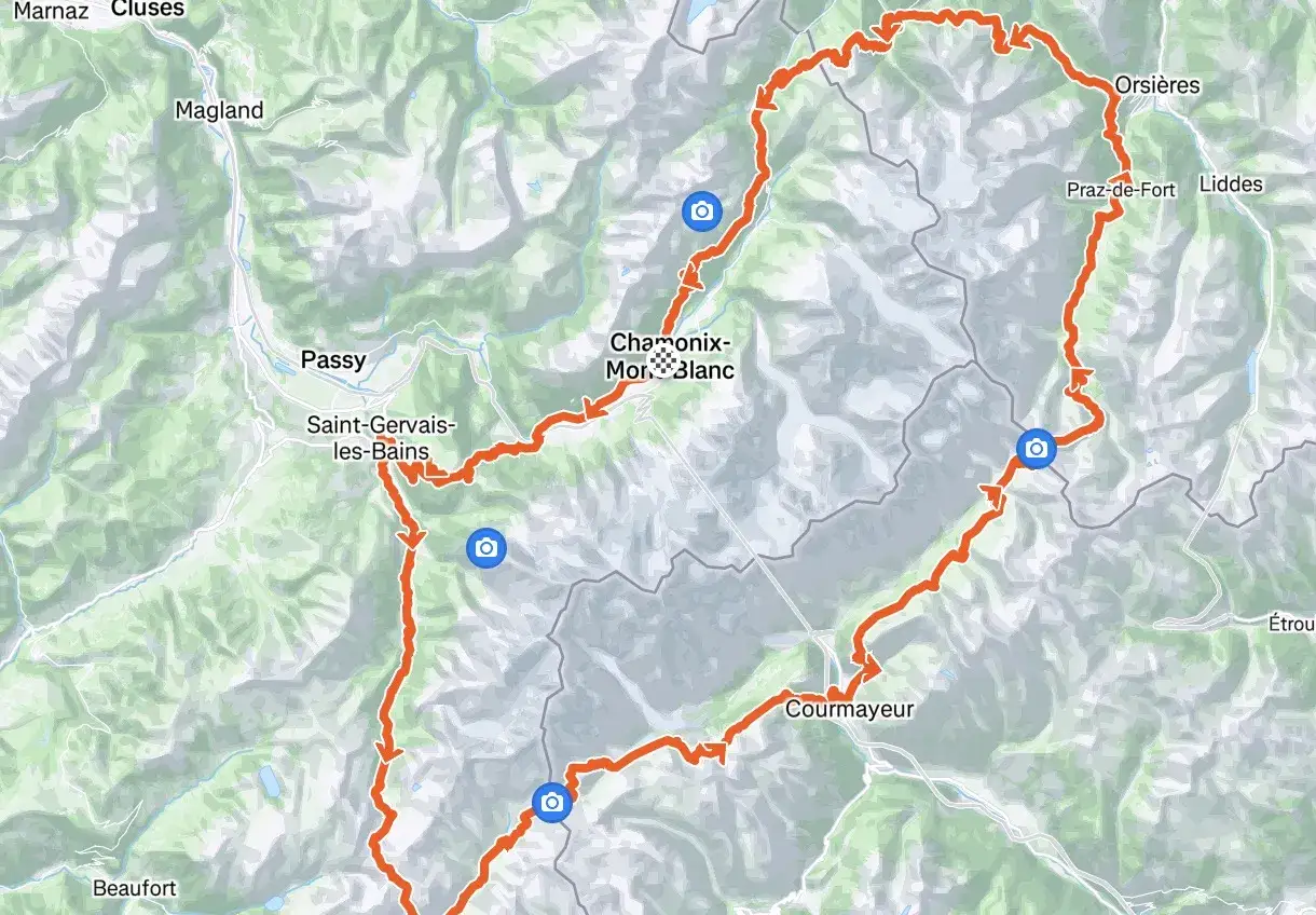 Carte du parcours UTMB, montrant la distance et le dénivelé à travers les Alpes, de Chamonix à Courmayeur.