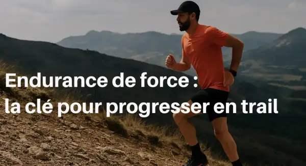 Un athlète hybride court en montagne. L'endurance de force est la clé pour progresser en trail.