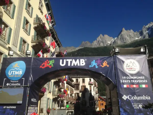 Arc de départ de la CCC à Chamonix, avec les montagnes en arrière-plan.