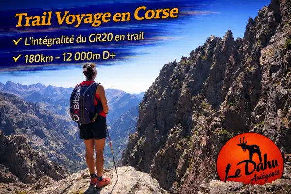 Une coureuse admire le paysage montagneux de Corse, prête pour un trail GR20 de 180 km.
