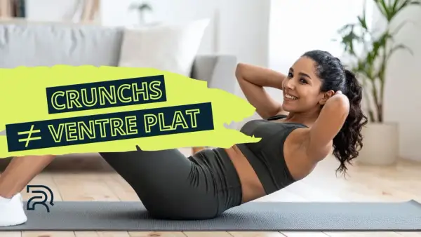Femme souriante faisant des crunchs, avec le texte "CRUNCHS ≠ VENTRE PLAT".